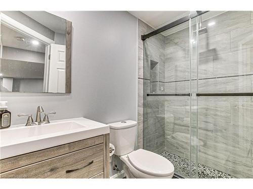1532 Evans Boulevard, London, ON - Indoor Photo Showing Bathroom