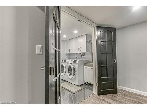 1532 Evans Boulevard, London, ON - Indoor Photo Showing Laundry Room