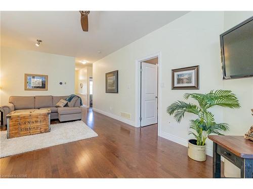 29 Oakwood Links Lane, Grand Bend, ON - Indoor Photo Showing Living Room