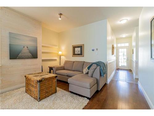 29 Oakwood Links Lane, Grand Bend, ON - Indoor Photo Showing Living Room