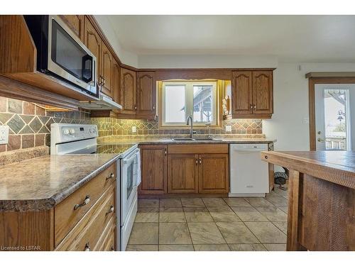21217 Taits Road, Glencoe, ON - Indoor Photo Showing Kitchen With Double Sink