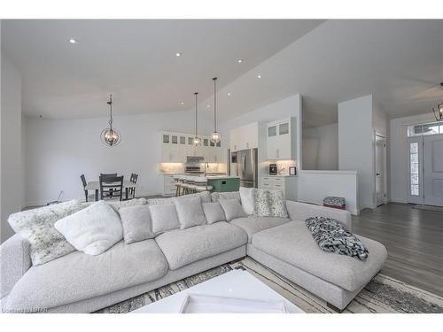49313 Ashland Avenue, Lyons, ON - Indoor Photo Showing Living Room