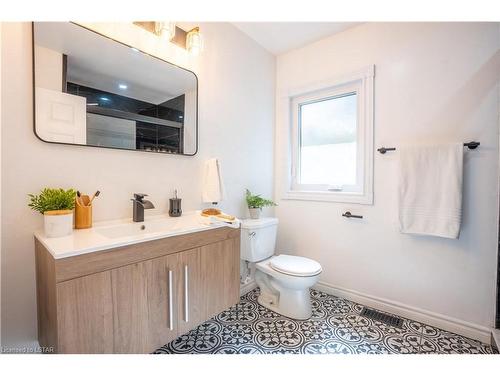 416 Indian Creek Road, Chatham, ON - Indoor Photo Showing Bathroom