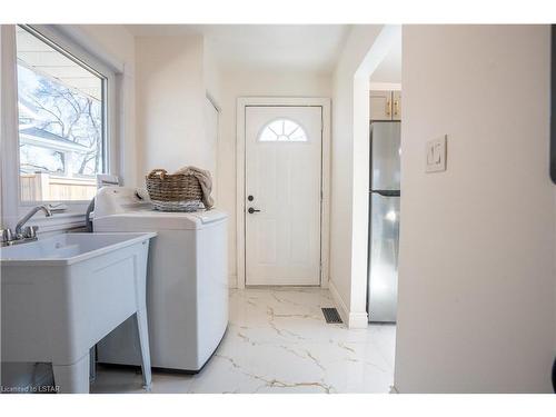 416 Indian Creek Road, Chatham, ON - Indoor Photo Showing Laundry Room