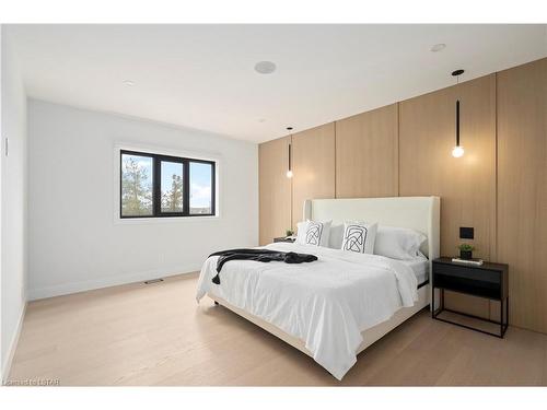 365 Manhattan Drive, London, ON - Indoor Photo Showing Bedroom