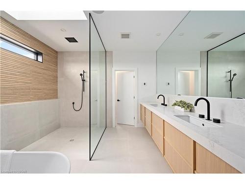 365 Manhattan Drive, London, ON - Indoor Photo Showing Bathroom