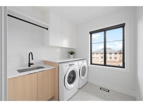 365 Manhattan Drive, London, ON - Indoor Photo Showing Laundry Room