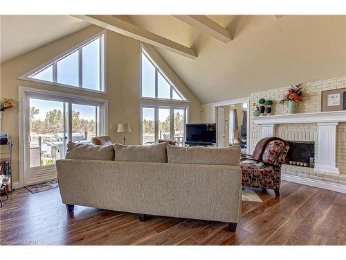 7474 Riverside Drive, Port Franks, ON - Indoor Photo Showing Living Room