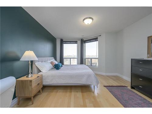801-250 Pall Mall Street, London, ON - Indoor Photo Showing Bedroom
