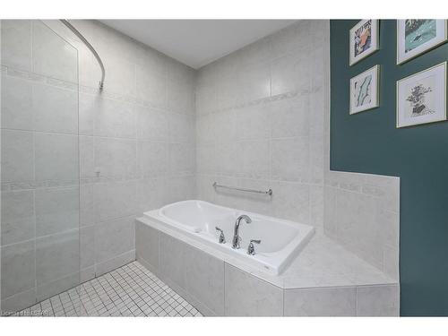 801-250 Pall Mall Street, London, ON - Indoor Photo Showing Bathroom