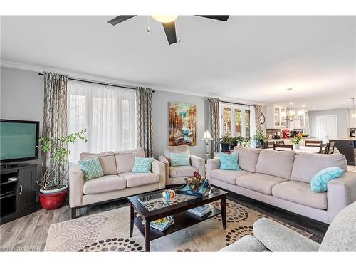 33977 Queen Street, Zurich, ON - Indoor Photo Showing Living Room