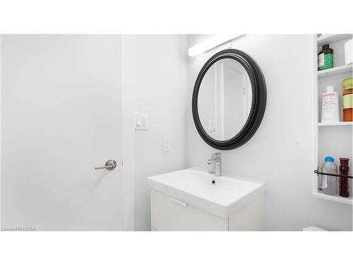 310-735 Deveron Crescent, London, ON - Indoor Photo Showing Bathroom