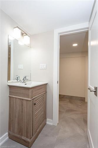 13 Isabel Street, St. Thomas, ON - Indoor Photo Showing Bathroom