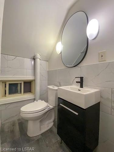 29 Carfrae Street, London, ON - Indoor Photo Showing Bathroom
