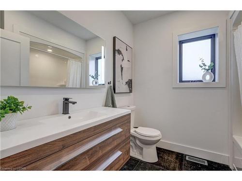 9233 Richmond Road, Richmond, ON - Indoor Photo Showing Bathroom