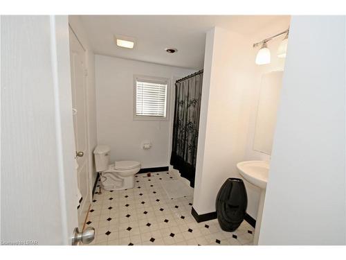 75 Lardner Street, Cambridge, ON - Indoor Photo Showing Bathroom
