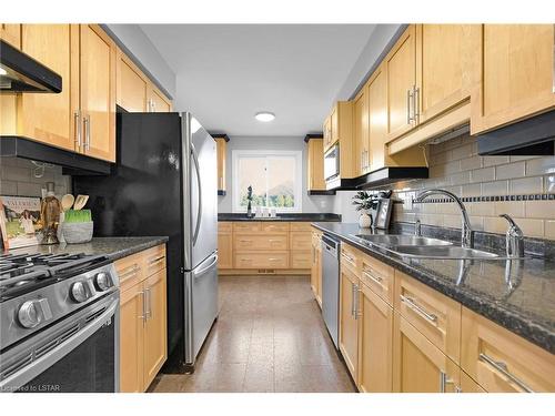 54 Belorun Court, London, ON - Indoor Photo Showing Kitchen With Double Sink