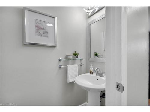 54 Belorun Court, London, ON - Indoor Photo Showing Bathroom
