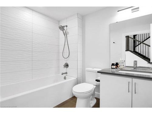106-2082 Lumen Drive, London, ON - Indoor Photo Showing Bathroom