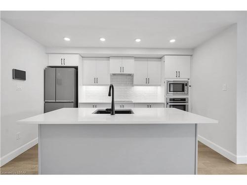 114-2082 Lumen Drive, London, ON - Indoor Photo Showing Kitchen With Upgraded Kitchen