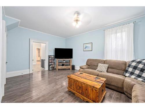 150 Main Street, Glencoe, ON - Indoor Photo Showing Living Room
