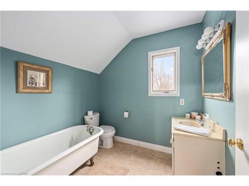 150 Main Street, Glencoe, ON - Indoor Photo Showing Bathroom