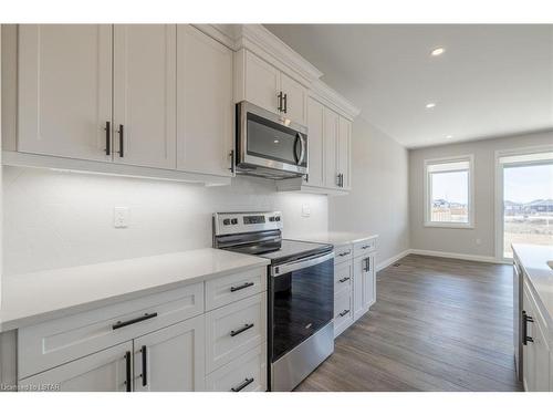 481 Kip Lane, Wyoming, ON - Indoor Photo Showing Kitchen With Upgraded Kitchen
