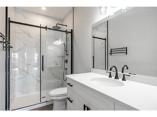 481 Kip Lane, Wyoming, ON - Indoor Photo Showing Bathroom