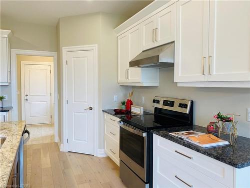 2118 Lockwood Crescent, Mount Brydges, ON - Indoor Photo Showing Kitchen With Upgraded Kitchen