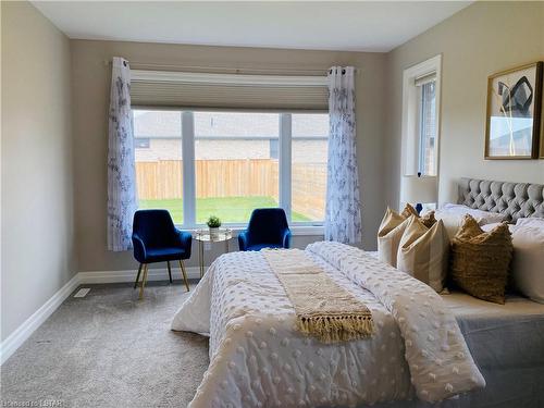 2118 Lockwood Crescent, Mount Brydges, ON - Indoor Photo Showing Bedroom