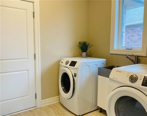 2118 Lockwood Crescent, Mount Brydges, ON - Indoor Photo Showing Laundry Room