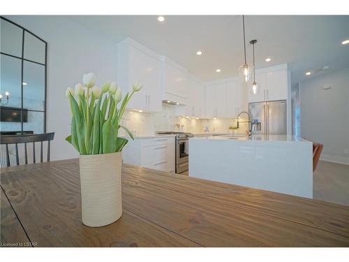 2223 Linkway Boulevard, London, ON - Indoor Photo Showing Kitchen With Upgraded Kitchen