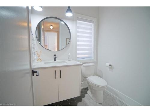 2223 Linkway Boulevard, London, ON - Indoor Photo Showing Bathroom