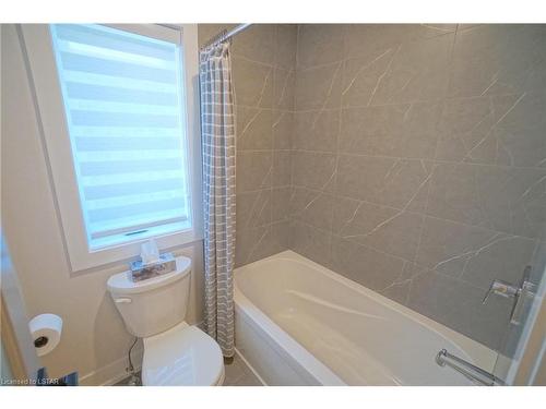 2223 Linkway Boulevard, London, ON - Indoor Photo Showing Bathroom