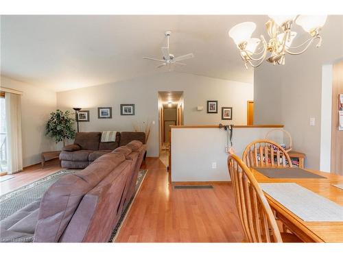 10288 Riverside Drive, Grand Bend, ON - Indoor Photo Showing Living Room