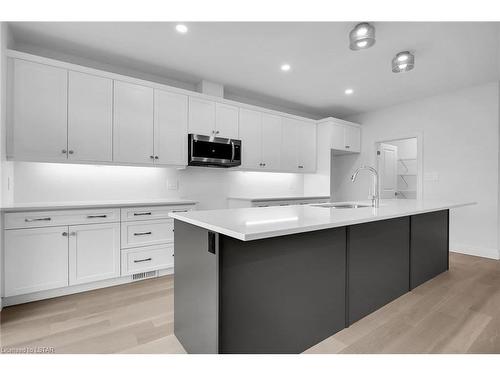 3068 Buroak Drive, London, ON - Indoor Photo Showing Kitchen With Upgraded Kitchen