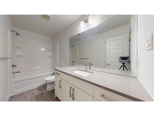 4-819 Kleinburg Drive, London, ON - Indoor Photo Showing Bathroom