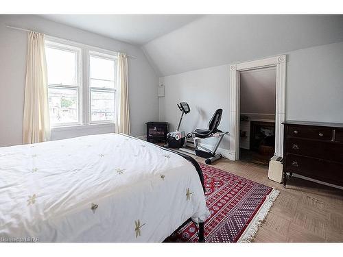 476 Colborne Street, London, ON - Indoor Photo Showing Bedroom
