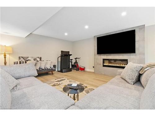 26 Alexander Circle, Strathroy, ON - Indoor With Fireplace
