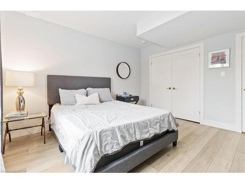 26 Alexander Circle, Strathroy, ON - Indoor Photo Showing Bedroom
