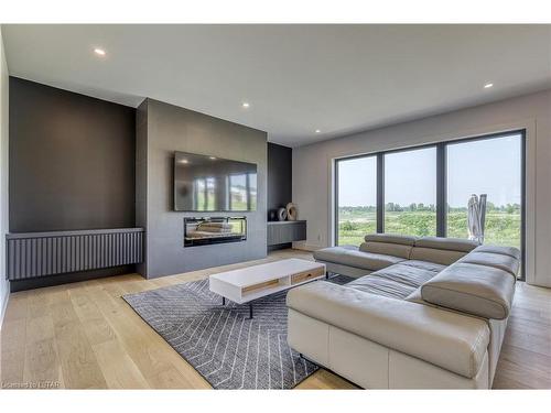 61 Crestview Drive, Komoka, ON - Indoor Photo Showing Living Room