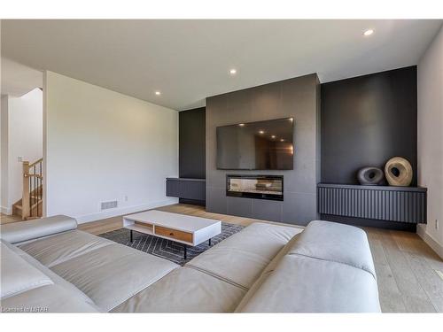61 Crestview Drive, Komoka, ON - Indoor Photo Showing Living Room