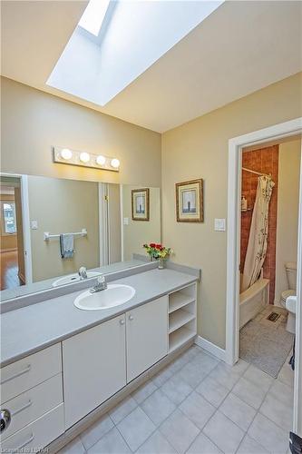 151 Orkney Crescent, London, ON - Indoor Photo Showing Bathroom