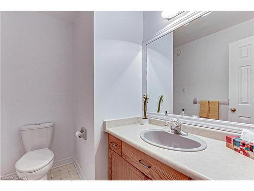757 Guildwood Boulevard, London, ON - Indoor Photo Showing Bathroom