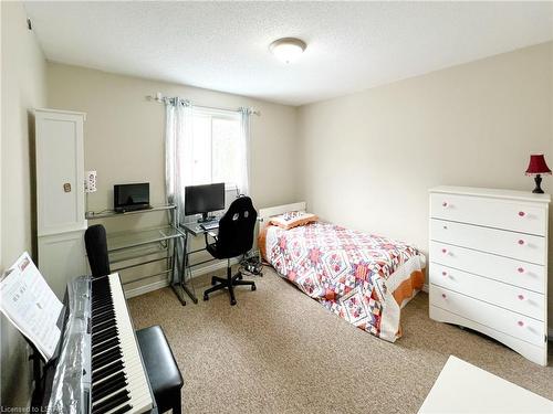 308 Castlegrove Boulevard, London, ON - Indoor Photo Showing Bedroom