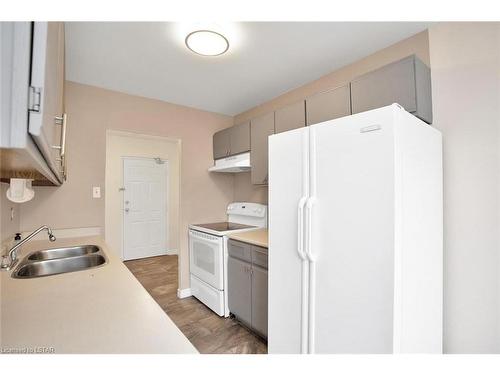 10-135 Base Line Road W, London, ON - Indoor Photo Showing Kitchen With Double Sink