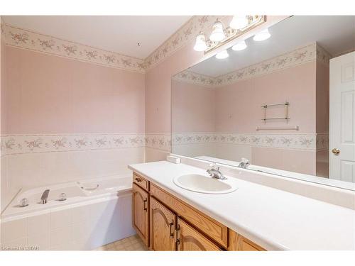 33-2 Cadeau Terrace, London, ON - Indoor Photo Showing Bathroom