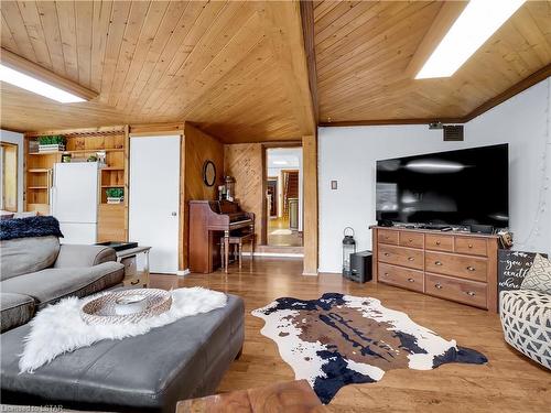 13660 Longwoods Road, Thamesville, ON - Indoor Photo Showing Living Room