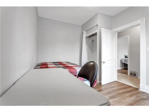 147 Wilson Avenue, London, ON - Indoor Photo Showing Bedroom