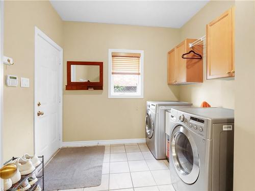 454 Whisker Street, London, ON - Indoor Photo Showing Laundry Room